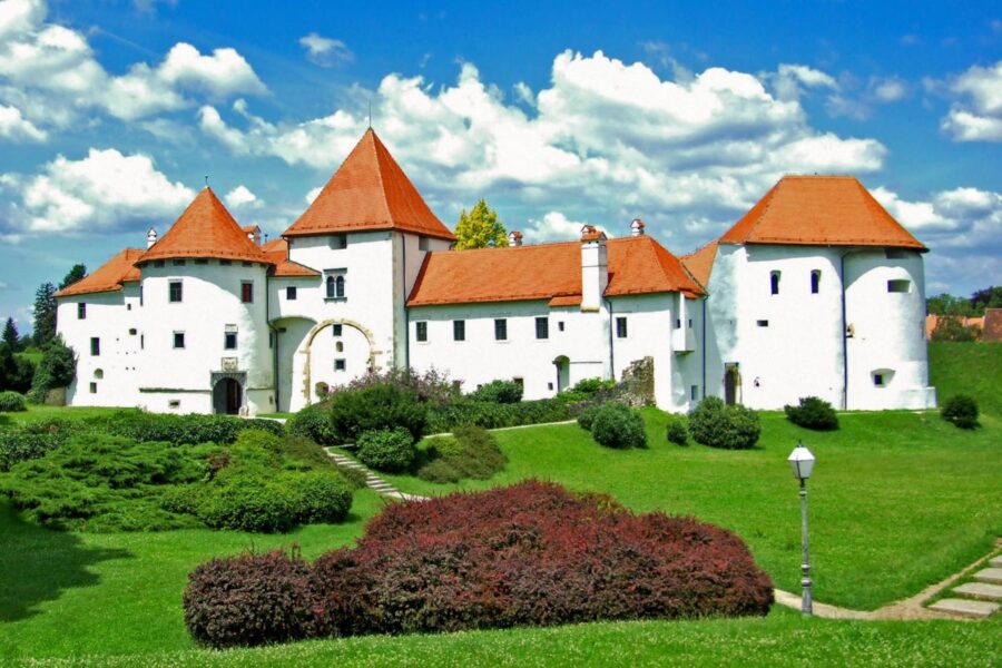Die mittelalterliche Festung Stari Grad ist das Wahrzeichen der Stadt und die meistbesuchte Sehenswürdigkeit von Varaždin, Kroatien - © SviP / Shutterstock