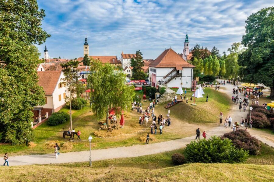 Das bunte Treiben am Spancirfest in Varazdin, Kroatien, wirkt wie eine gemalte Szenerie aus dem Märchenbuch - © Deymos.HR / Shutterstock