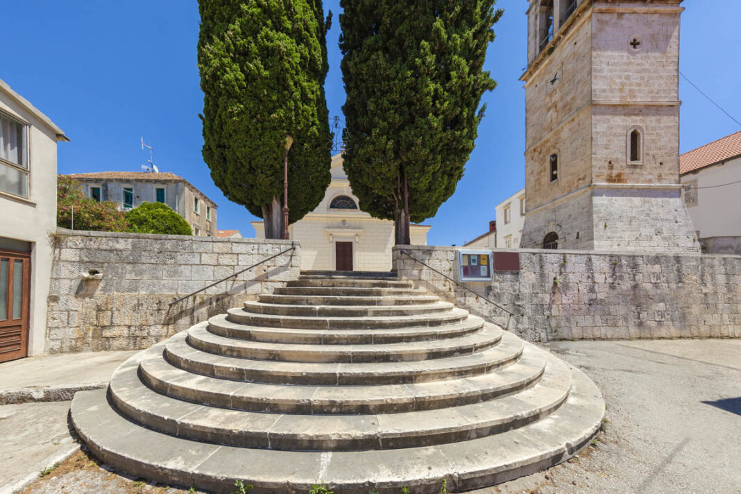 Markantestes Bauwerk von Vela Luka auf der Insel Korcula ist die Kirche St. Joseph, die das Stadtzentrum dominiert, Kroatien - © Cortyn / Shutterstock