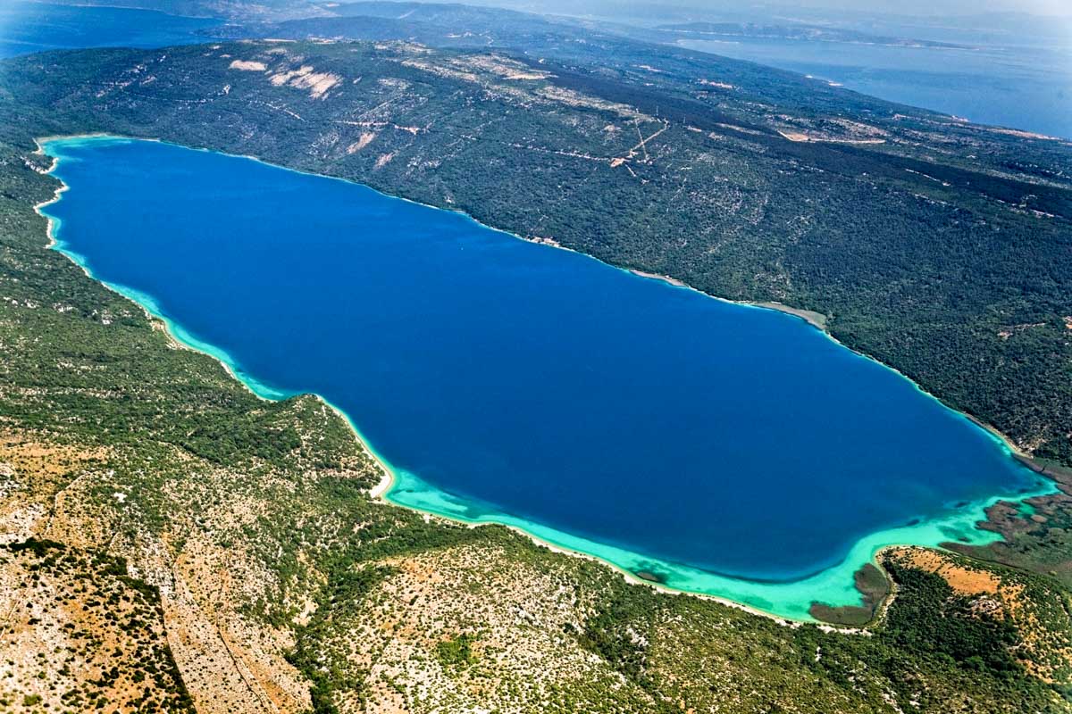 Der idyllische Vrana See wird oft mit dem gleichnamigen See auf der Insel Cres verwechselt