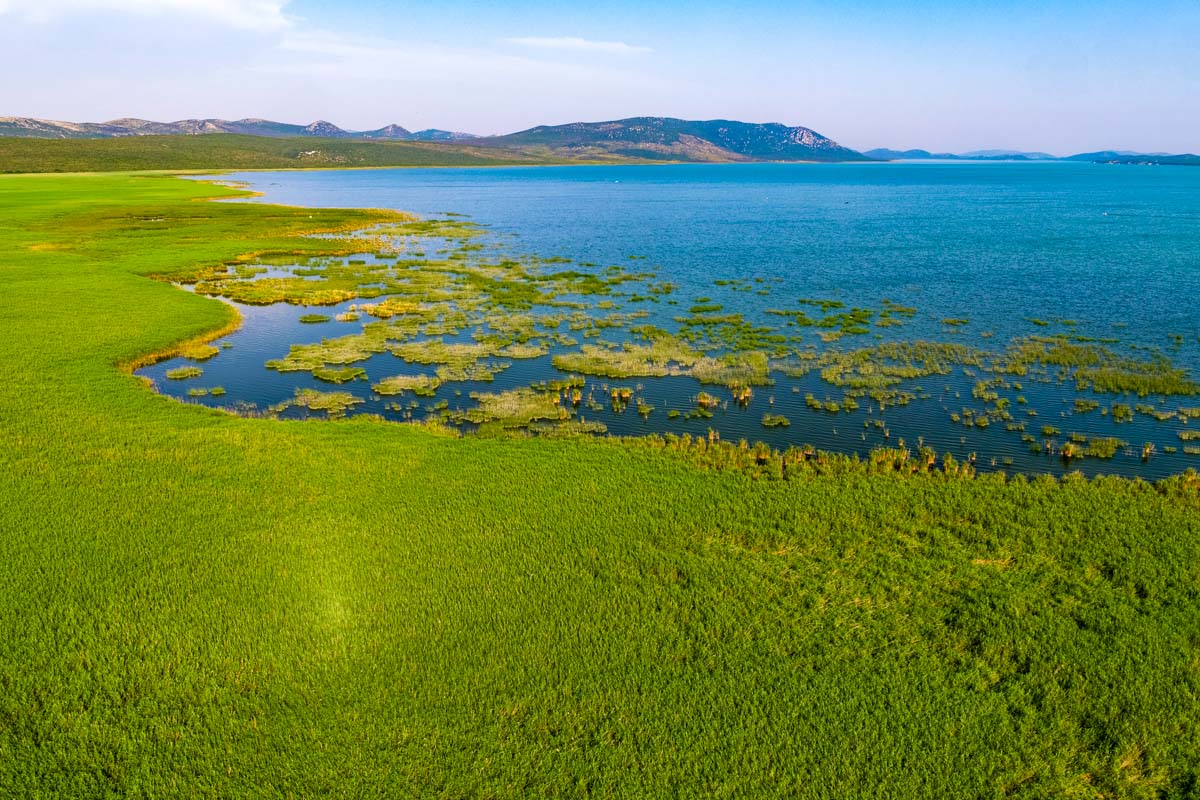 Der Vrana See in Mitteldalmatien verläuft in einer 14km langen Karst-Doline parallel zur kroatischen Küste