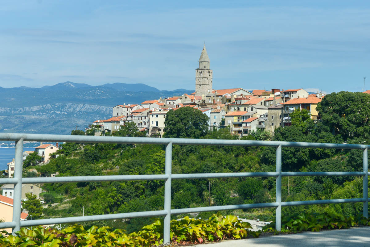 Vrbnik an der Ostküste der Insel Krk vereint alles, was man sich von einem Ferienort in Kroatien wünschen kann