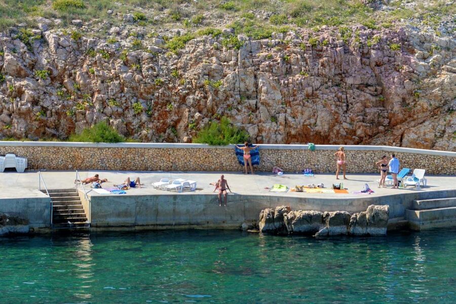 Unterhalb des Ortskerns von Vrbnik auf der Insel Krk, Kroatien, laden einige Buchten und befestigte Strände zum Schwimmen und Sonnenbaden ein - © James Camel / franks-travelbox