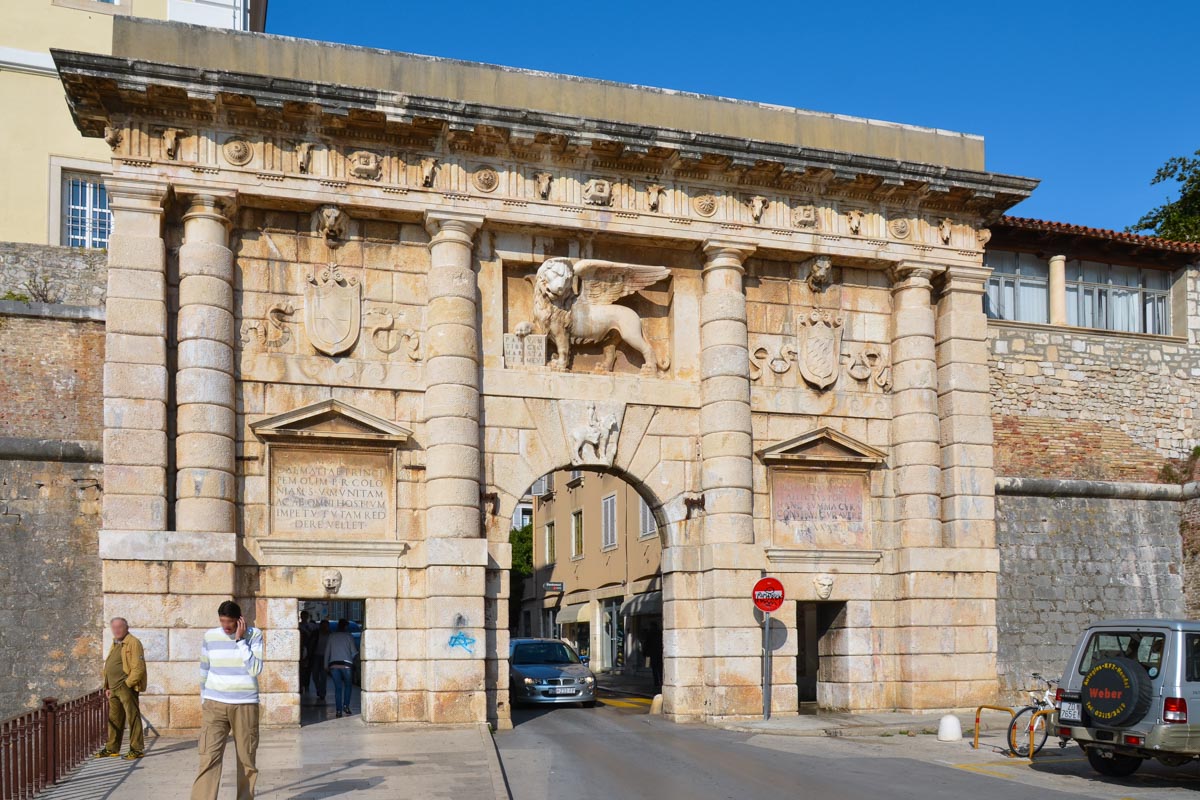 Das schönste Tor Zadars ist das Landtor mit dem venezianischen Markuslöwen, das 1543 errichtet wurde und zu den bedeutendsten Renaissance-Bauwerken Zadars zählt, Kroatien
