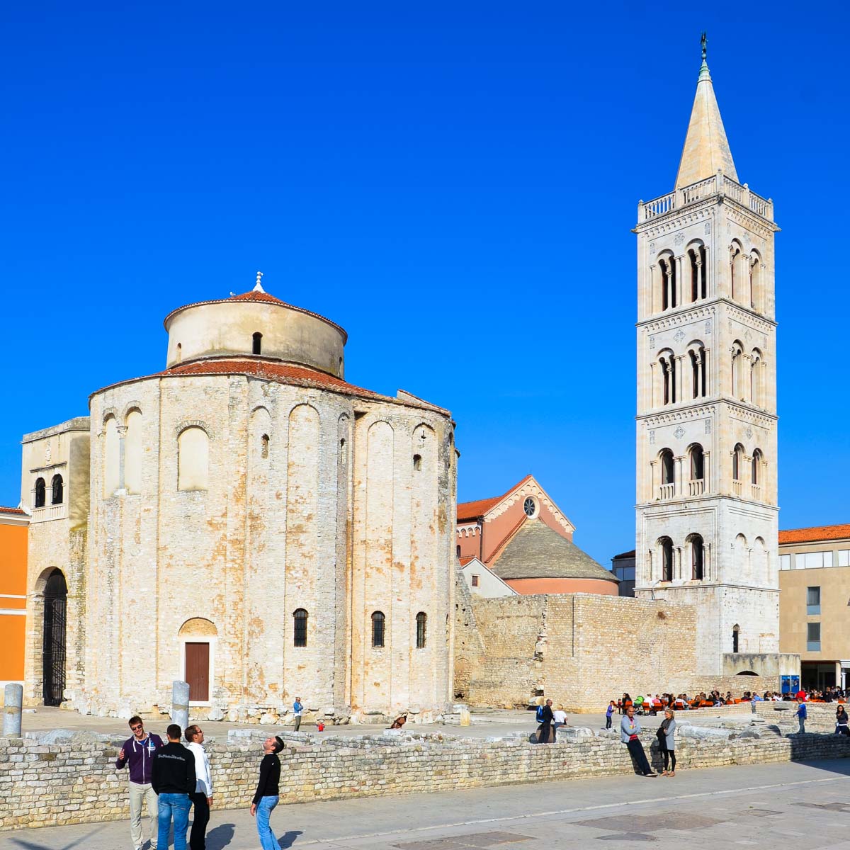 Die St. Donatus-Kirche aus dem frühen 9. Jahrhundert wird wegen ihrer fantastischen Akustik des 26m hohen Innenraums gern für Konzerte genutzt, Zadar, Kroatien