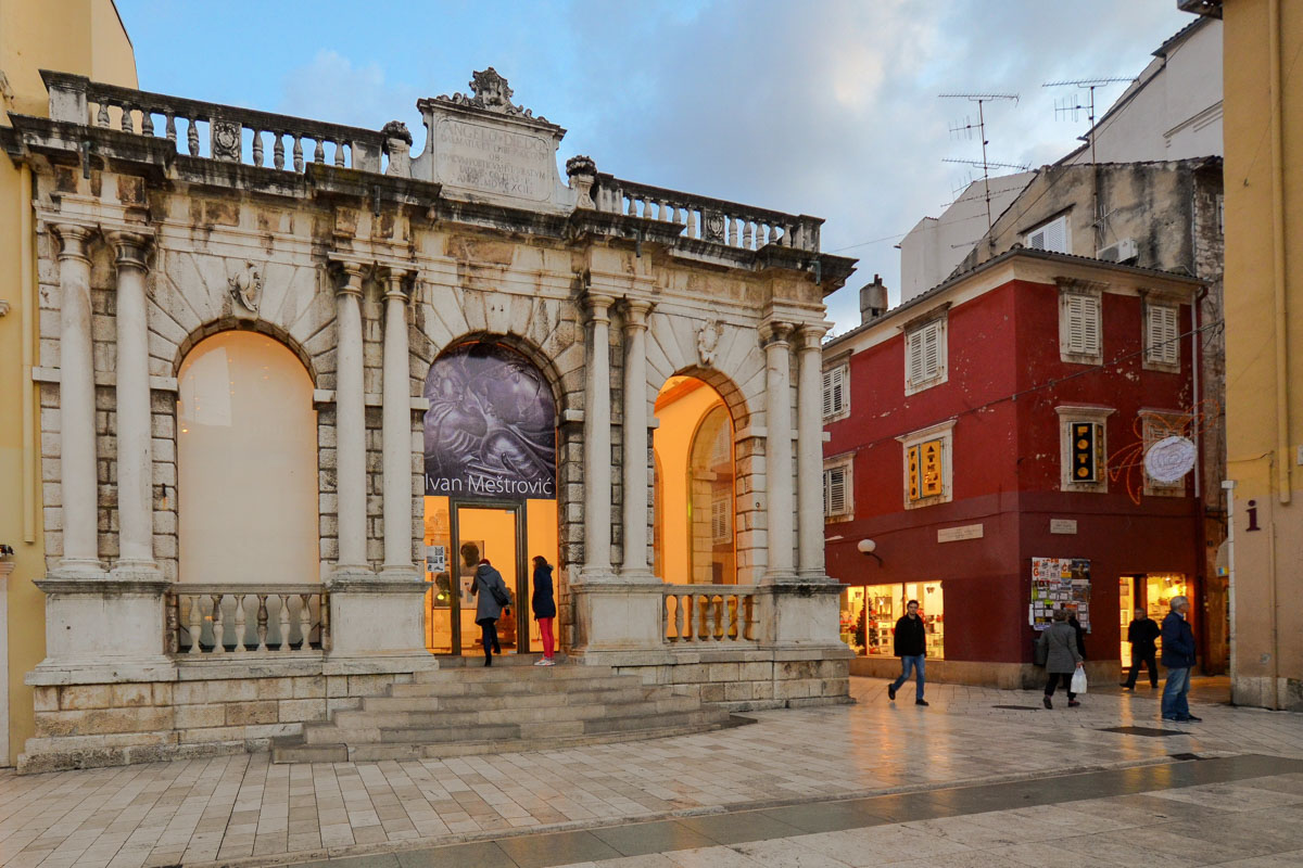 Als einer der schönsten Plätze in der Altstadt von Zadar gilt der Herrenplatz („Narodni trg“) mit dem eindrucksvollen Gebäude der Stadtloggia, Kroatien