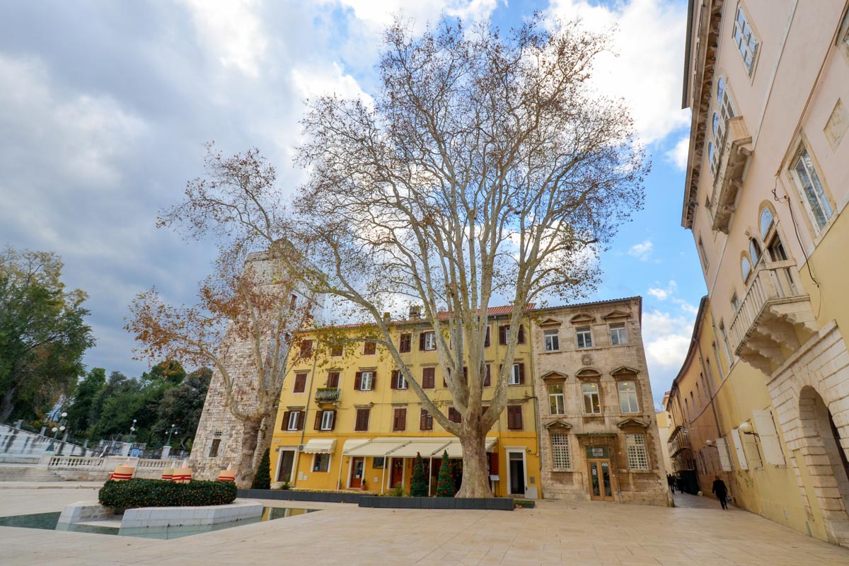 Advent in der romantischen Altstadt von Zadar, Kroatien