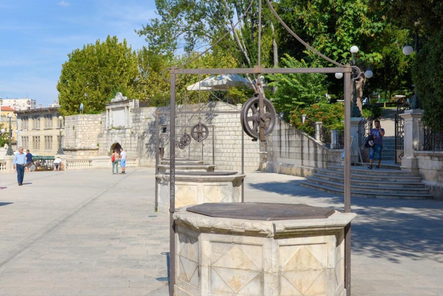 Der Platz der fünf Brunnen zählt gemeinsam mit dem Herrenplatz zu einem der schönsten Plätze in der Altstadt von Zadar, Kroatien - © James Camel / franks-travelbox