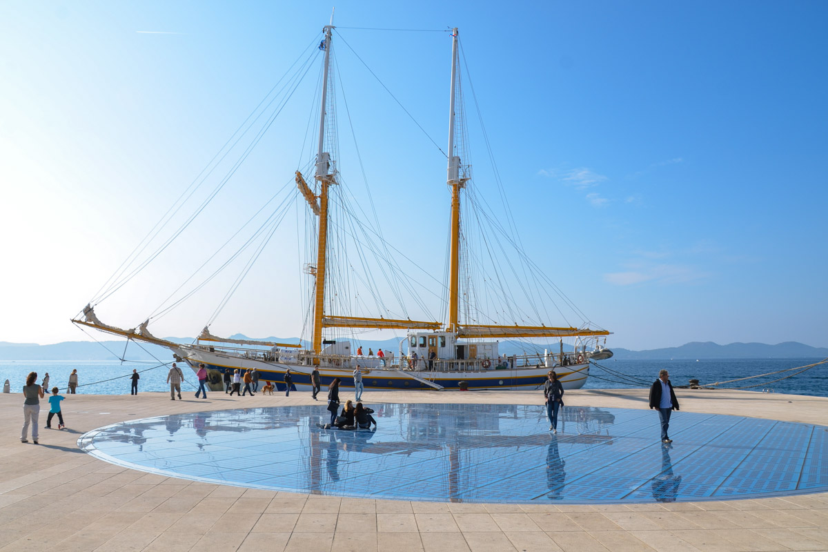 Der „Gruss an die Sonne“, ein Kreis aus Glasplatten am Ufer von Zadar, Kroatien