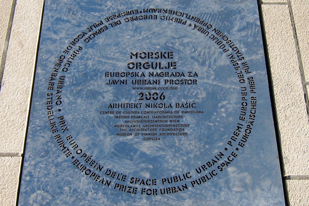 Eine Plakette im Boden liefert Hintergrundinformationen über die Meeresorgel von Zadar, Kroatien