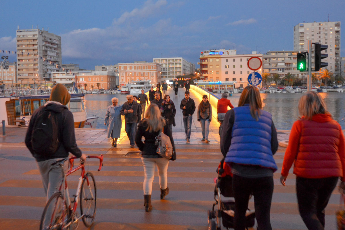 Eine schmucke Fußgängerbrücke führt von der Neustadt durch das Neue Landtor in die Altstadt von Zadar, Kroatien
