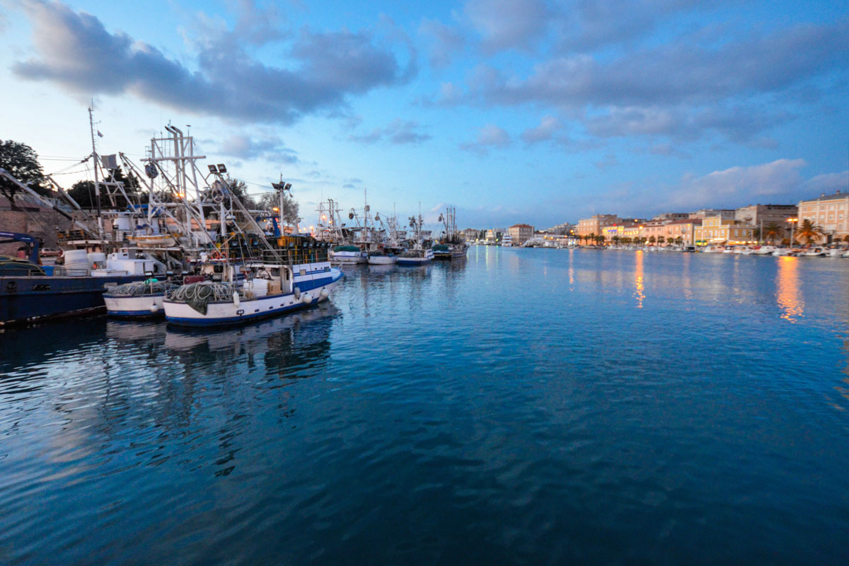 Abendstimmung am Hafen von Zadar mit Blick auf die Gebäude der Neustadt, Kroatien