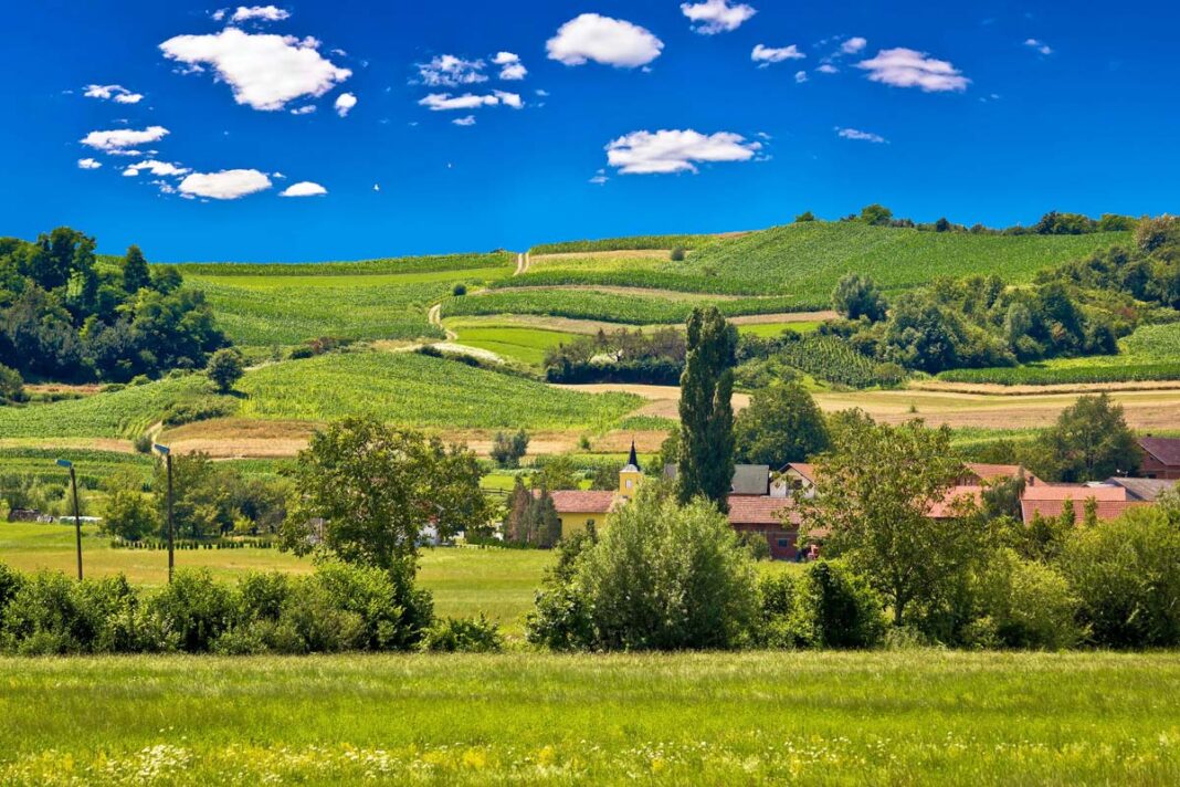 Das idyllische Zagorje im Norden von Kroatien lockt Besucher mit stillen Dörfern und unberührter Natur, prächtigen Schlössern und heilenden Thermalbädern - © xbrchx / Shutterstock