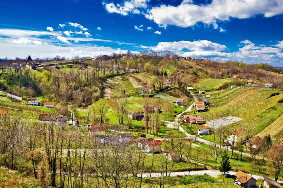 Zwischen den sanften Hügeln des Zagorje im Norden Kroatiens scheint an manchen Orten die Zeit stehen geblieben zu sein - © xbrchx / Shutterstock