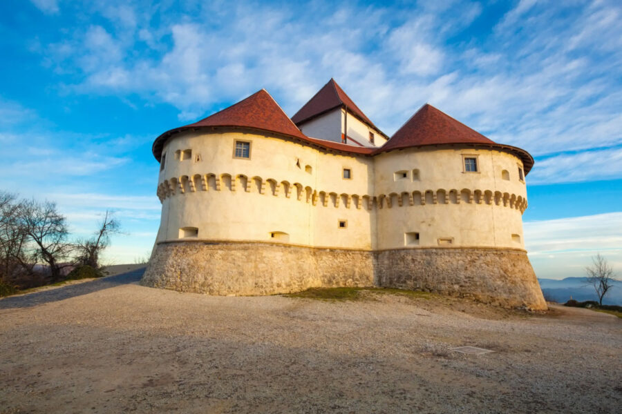 Die trutzige Burg Veliki Tabor im Zagorje bei Desinić zählt zu den besterhaltenen mittelalterlichen Burgen Kroatiens - © Phant / Shutterstock