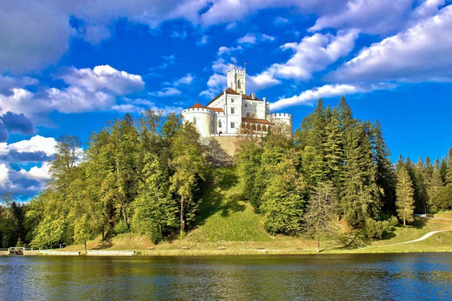 Das märchenhafte Trakoščan Schloss in Zagorje wird oft als schönstes Schloss Kroatiens bezeichnet - © xbrchx / Shutterstock