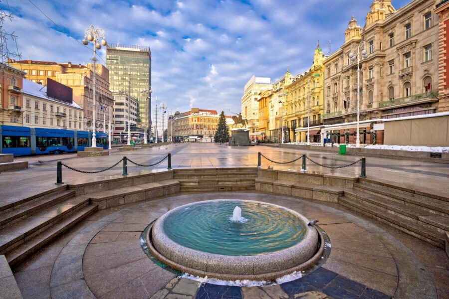 Kroatien Urlauber finden am Trg Ban Jelačić, dem Hauptplatz von Zagreb, prachtvolle Baudenkmäler, nette Cafés und vielfältige Shopping-Möglichkeiten - © xbrchx / Shutterstock