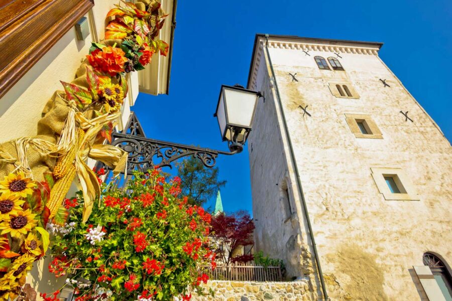 Der eindrucksvolle Lotrščak Turm in der Oberstadt von Zagreb war einst Wachturm, Glockenturm und Kanonenturm, Kroatien - © xbrchx / Shutterstock