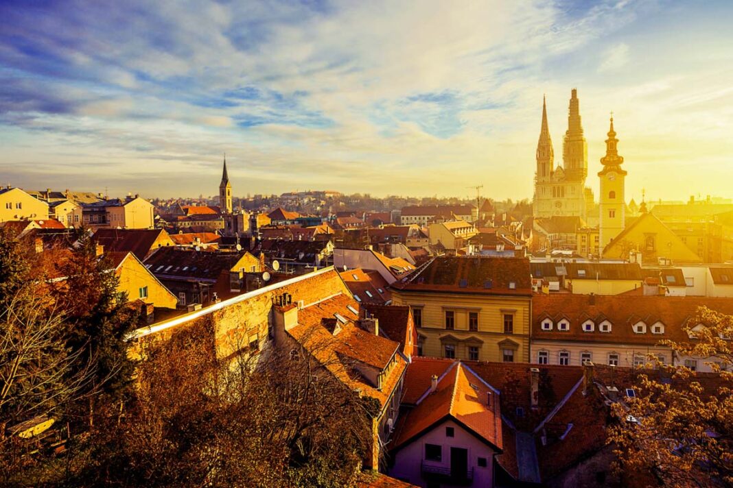 Sonnenaufgang über den Dächern von Zagreb und der alles überragenden Kathedrale, Kroatien - © Phant / Shutterstock