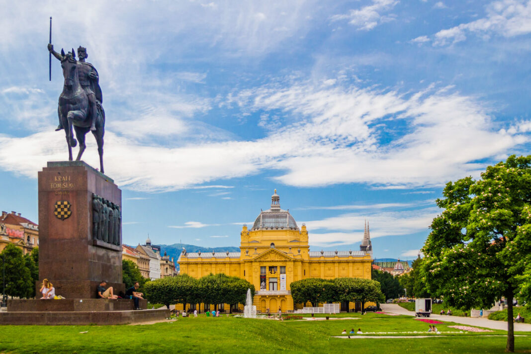 Der Kunstpavillon liegt im Tomislavov-Park in der Unterstadt von Zagreb, der auch eine Reiterstatue von König Tomislav beherbergt, Kroatien - © Andrii Lutsyk / Shutterstock