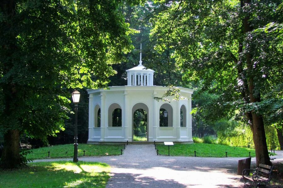 Der Echo-Pavillon im Maksimir Park in Zagreb wurde 1840 von Franz Schücht errichtet und erzeugt tatsächlich Echos - © Zvonimir Atletic / Shutterstock