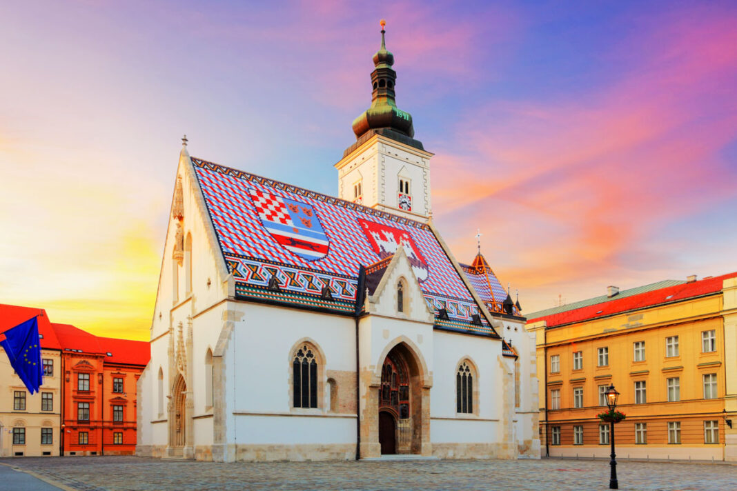 Die hübsche Markuskirche von Zagreb gilt mit ihrem unverkennbaren Wappendach als Wahrzeichen der Oberstadt, Kroatien - © TTstudio / Shutterstock