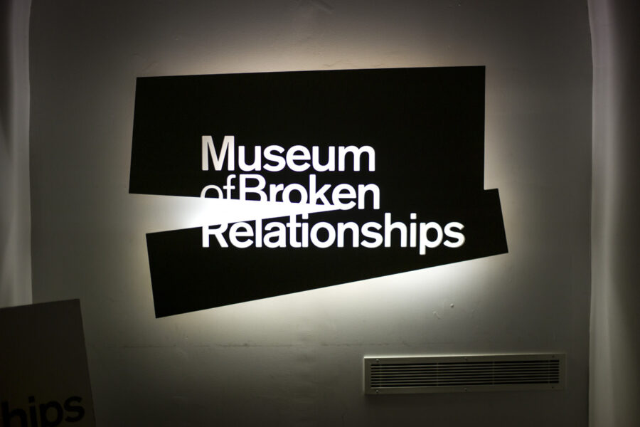 Die ausgestellten Objekte im Zagreber Museum der zerbrochenen Beziehungen stellen die vielfältigen Geschichten vergangener Liebe dar, Kroatien - © gary yim / Shutterstock