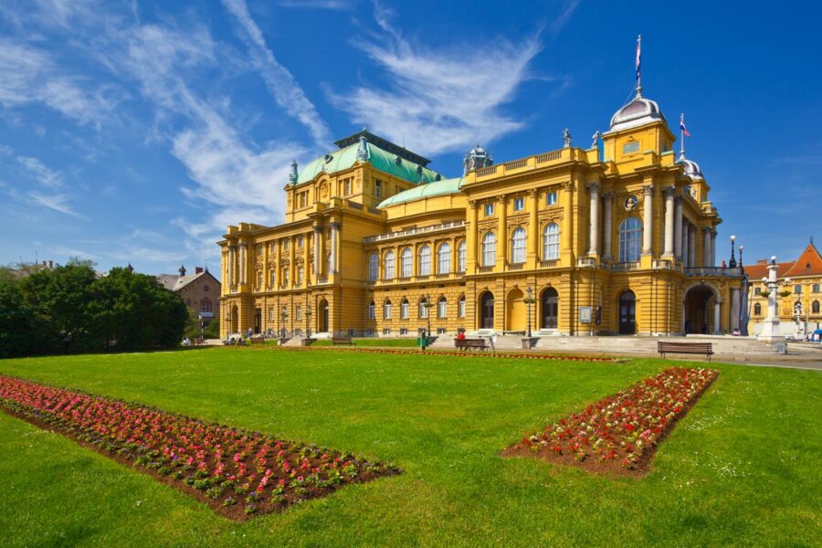 Das eindrucksvolle Nationaltheater am Tito-Platz ist Zagrebs prächtigste Bühne und zählt zu den bedeutendsten Sehenswürdigkeiten der Hauptstadt Kroatiens - © Phant / Shutterstock