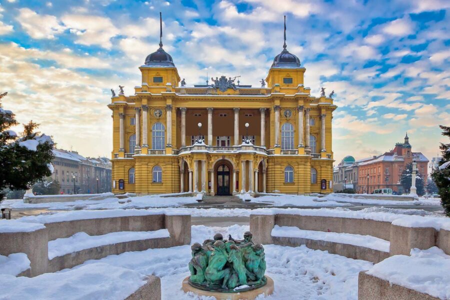 Das Nationaltheater von Zagreb wurde vom berühmten Wiener Architektenduo Ferdinand Fellner und Hermann Helmer entworfen, Kroatien - © xbrchx / Shutterstock