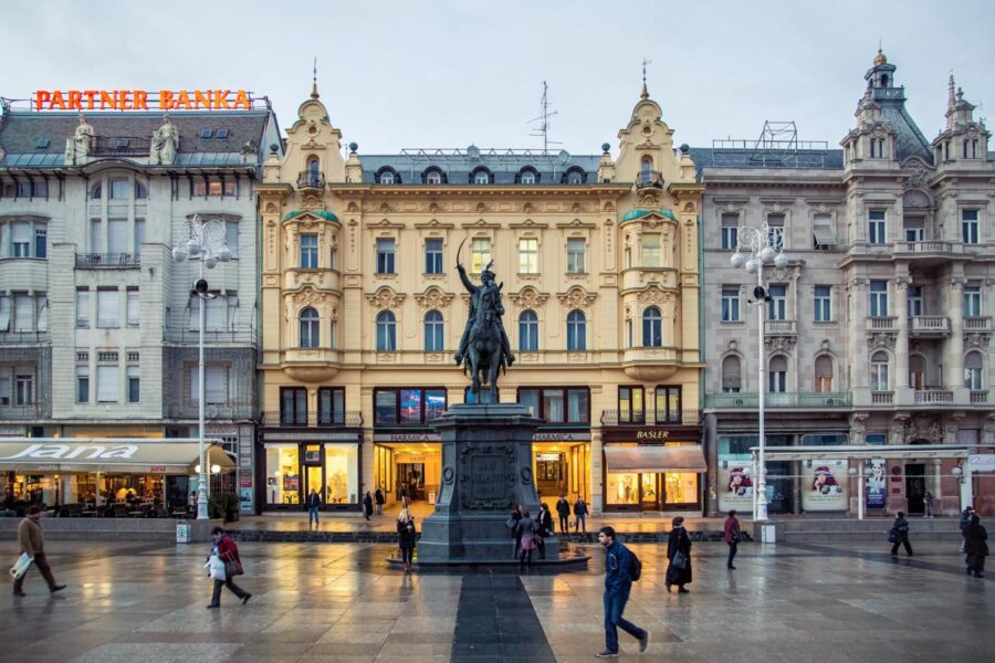 Das älteste Haus des Ban Jelačić Platzes in Zagreb trägt die Nummer 18 und wurde im Jahr 1827 errichtet, Kroatien - © paul prescott / Shutterstock
