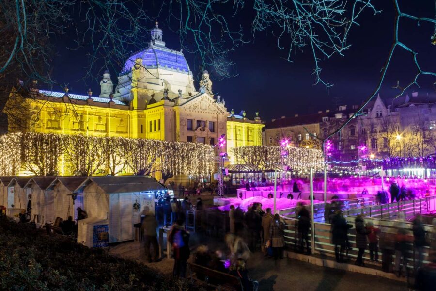 Im Winter bietet der Kunstpavillon von Zagreb eine herrliche Kulisse für Eisläufer, Kroatien - © Dario Vuksanovic / Shutterstock