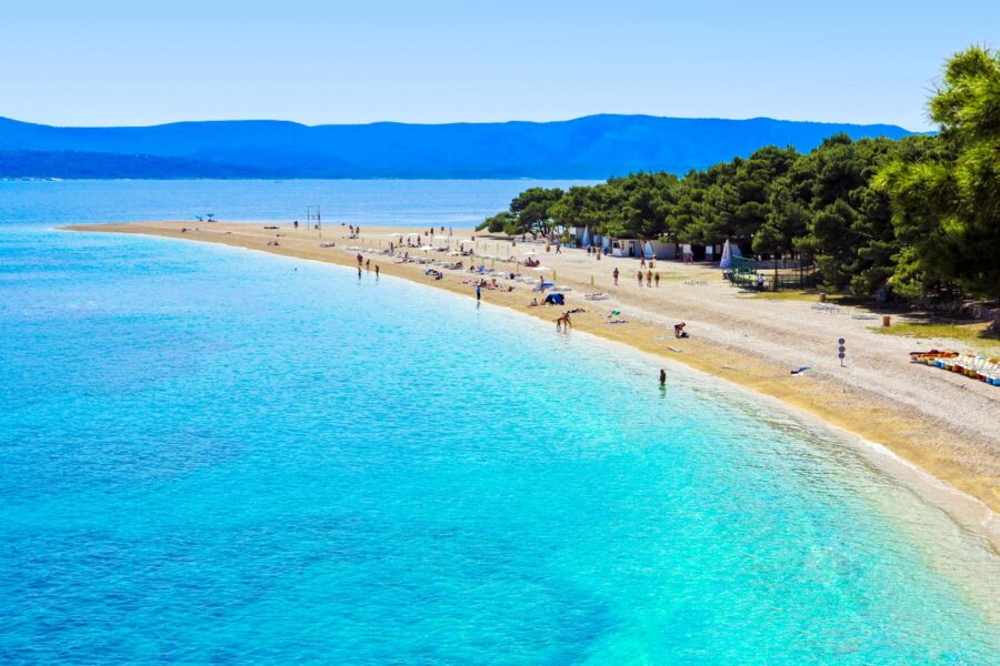 Der charakteristische Strand Zlatni Rat im Süden von Brac gilt als eine der größten Naturschönheiten von Kroatien - © Scott Wong / Shutterstock