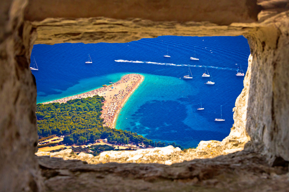 In den Sommermonaten ist der Traumstand Zlatni Rat bei Bol immer gut bescuht, Insel Brac, Kroatien