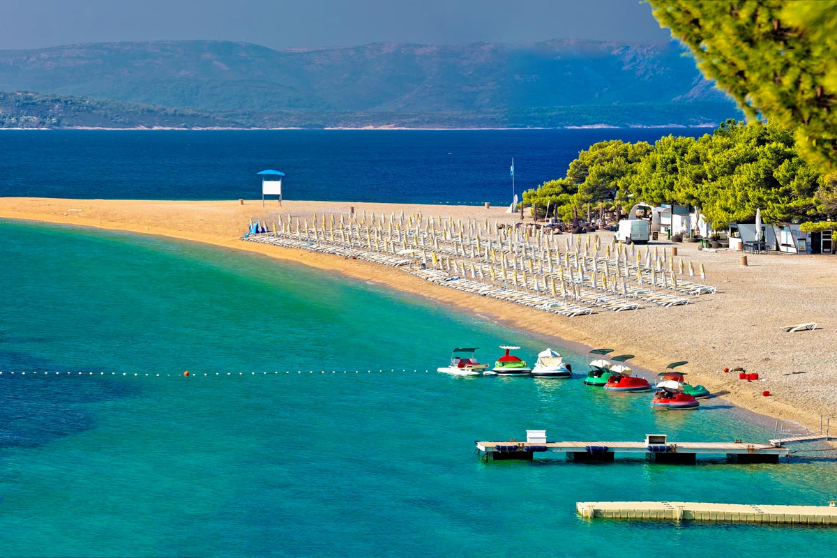 Der Strand von Zlatni Rat ist ein Paradies für Bade-Urlaub in Kroatien