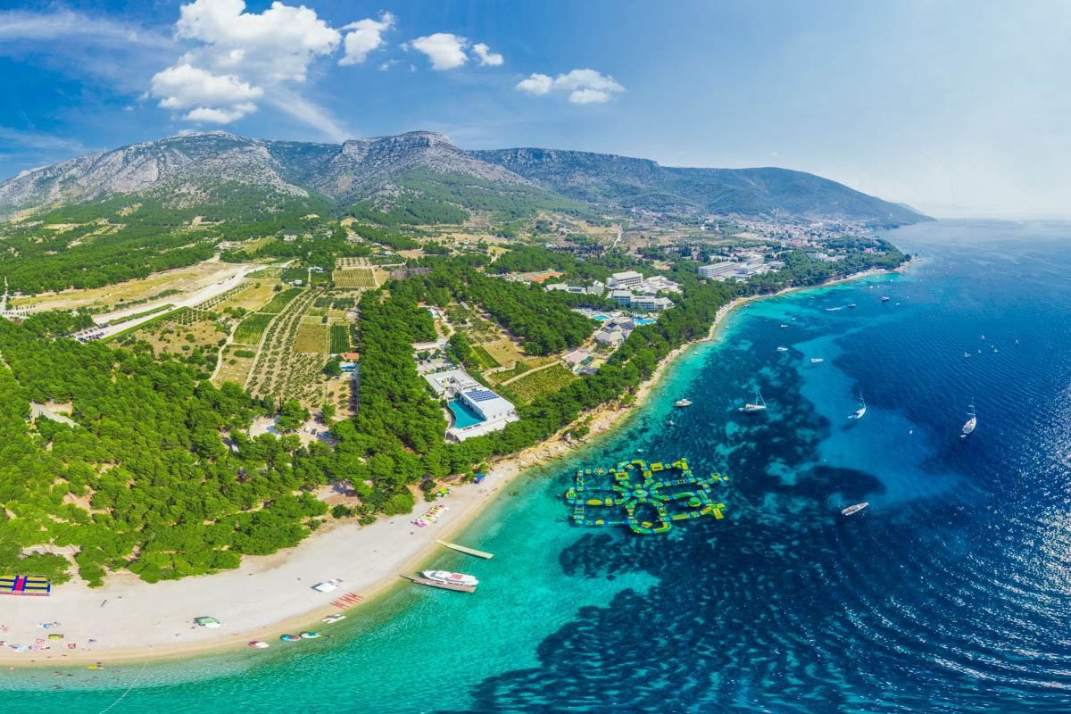 Luftaufnahme vom Strand Zlatni Rat, im Hintergrund sieht man die Ortschaft Bol, Insel Brac, Kroatien