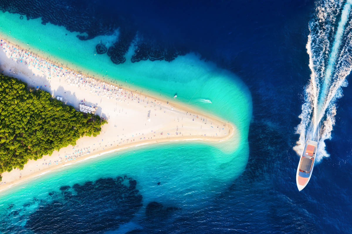 Das Goldene Horn ragt rund 500 Meter in die azurblaue Adria und wurde zum Naturdenkmal erklärt, Insel Brac, Kroatien