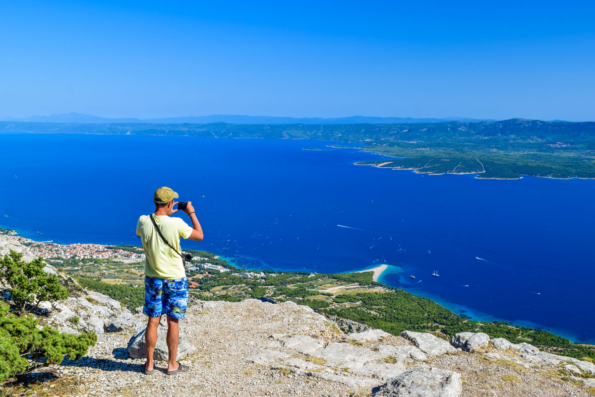 Traumhafter Blick auf den Strand von Zlatni Rat von Vidova Gora, Insel Brac, Kroatien