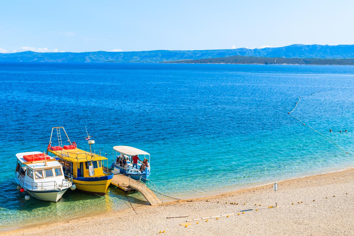Touristenboote am schönen Strand Zlatni Rat, Insel Brac, Kroatien