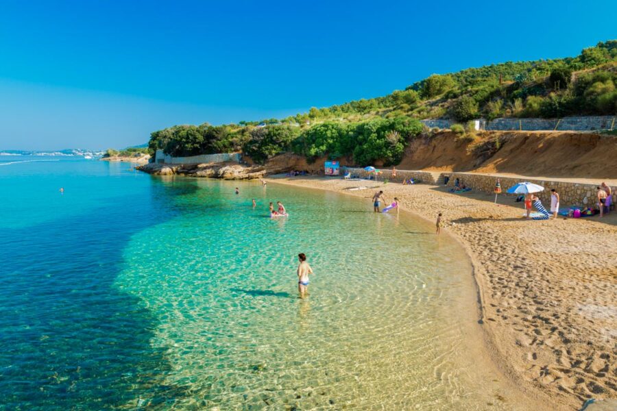 Die Badebucht Pudarica im Süden von Rab kann als eine der wenigen Buchten Kroatiens mit einem langgezogenen Sandstrand aufwarten - © Isaac74 / Shutterstock