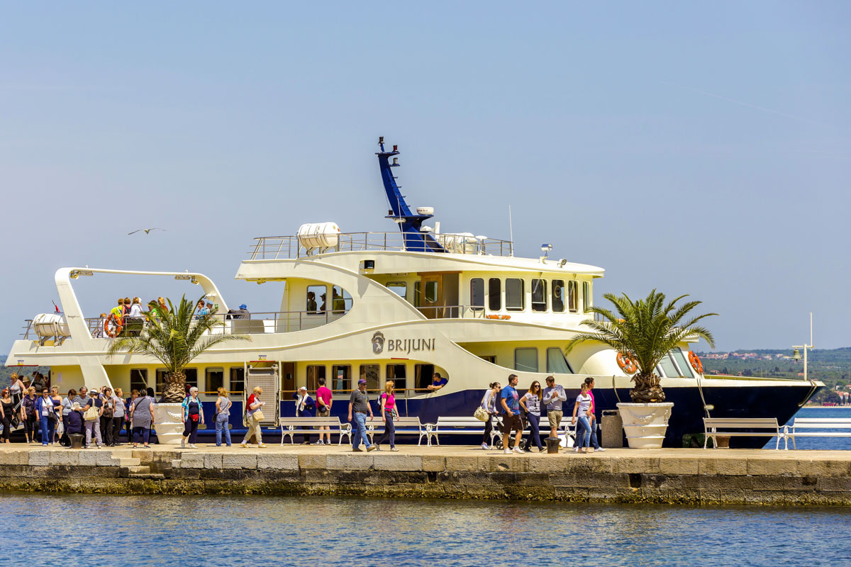 Die Fähren und Ausflugsboote in den Nationalpark Brijuni ankern alle im Hafen von Veli Brijun, Kroatien