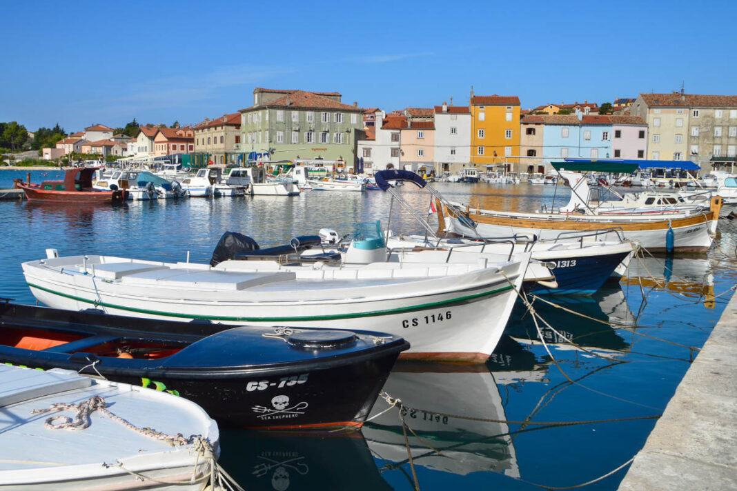 Eingebettet in eine geschützte Bucht im nördlichen Teil der Insel Cres zählt Cres Stadt zu den beliebtesten Urlaubszielen in der Kvarner Bucht, Kroatien - © Dimitrina Lavchieva / Shuttersto
