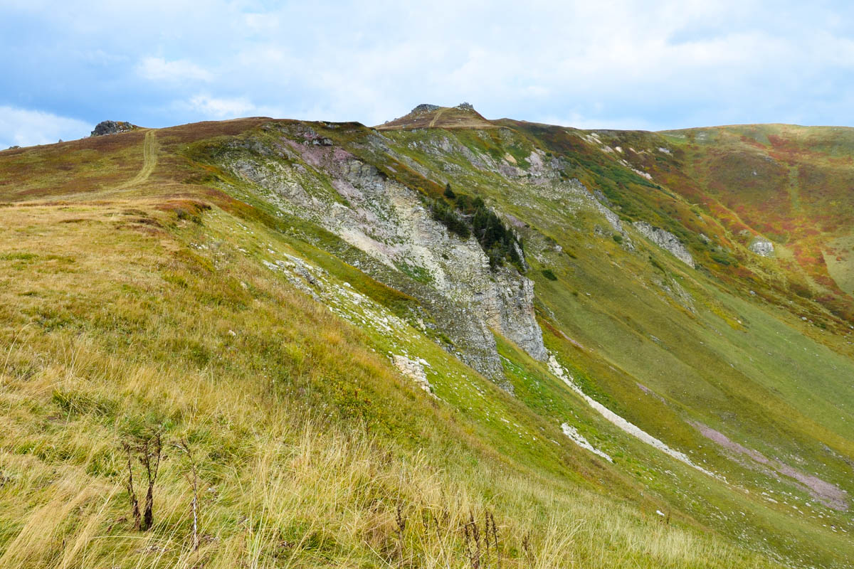 Die Forststraße (nur für Allradfahrzeuge) führt über 30 Kilometer auf über 2.000 Metern rund um den Nationalpark Biogradska Gora, Montenegro