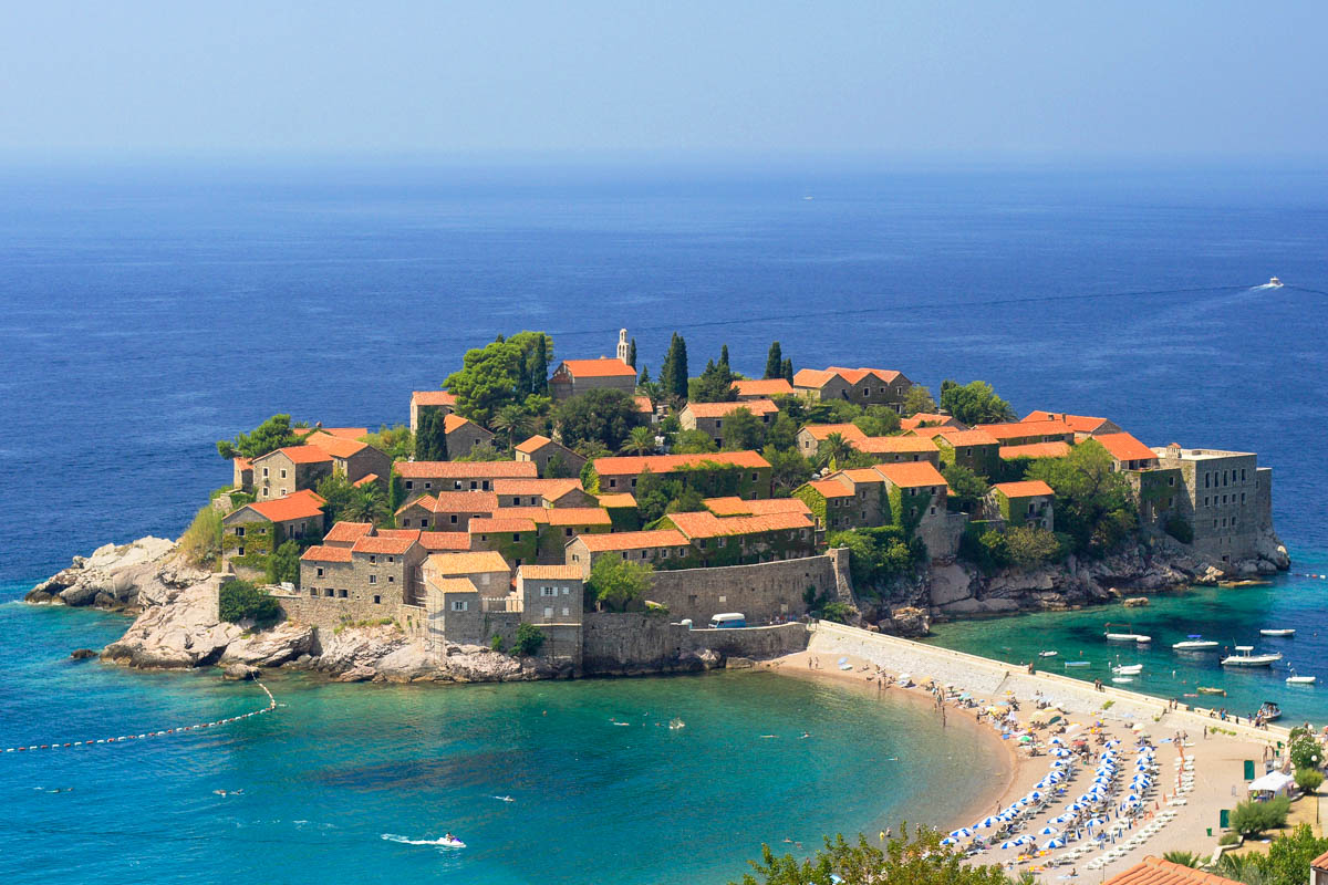 Die Ferieninsel Sveti Stefan  umfasst eine Fläche von knapp eineinhalb Hektar und ist durch einen kurzen, malerischen Damm mit dem Festland verbunden, Montenegro
