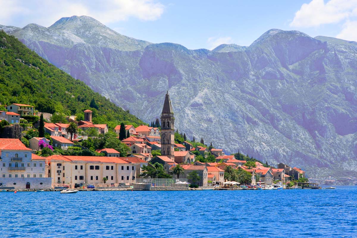 Die Ortschaft Perast in der Bucht von Kotor, Montenegro