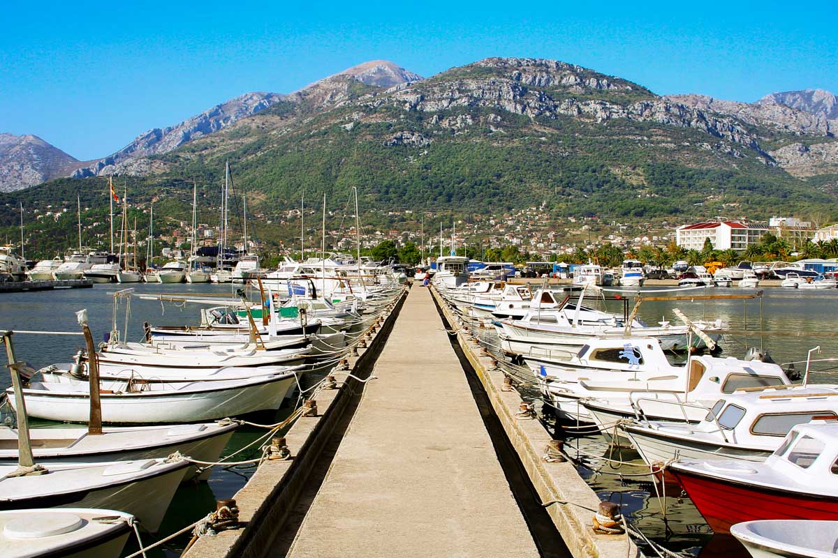 Der eindrucksvolle Tiefseehafen von Bar im Süden Montenegros mit seinen imposanten Yachten und den kleinen bunten Fischerbooten ist einen Spaziergang wert