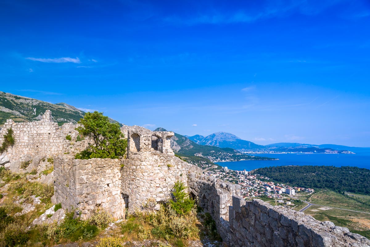 Die türkische Festung Haj Nehaj thront etwa 10km nördlich von Bar zwischen Sutomore und Cenj auf einem Felshügel und bietet einen schönen Blick auf Bar, Montenegro