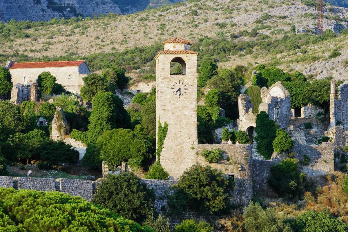 Der Uhrenturm im Süden von Stari Bar, dahinter die Kirche Sveti Ivan aus dem 15. Jahrhundert, Montenegro