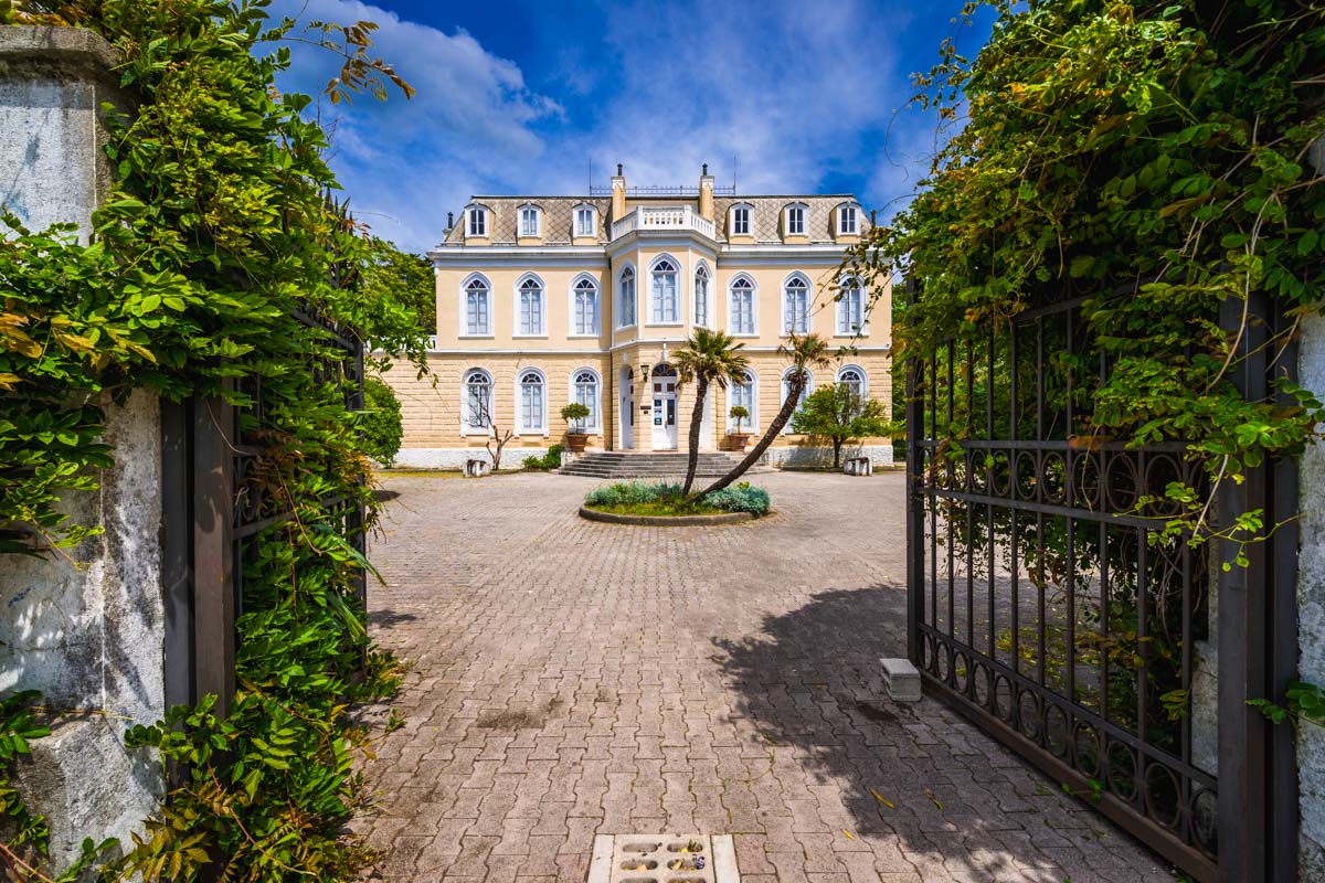 Der Palast von König Nikola thront an der Hafenpromenade von Bar direkt am Meer und beherbergt heute ein kleines Heimatmuseum, Montenegro