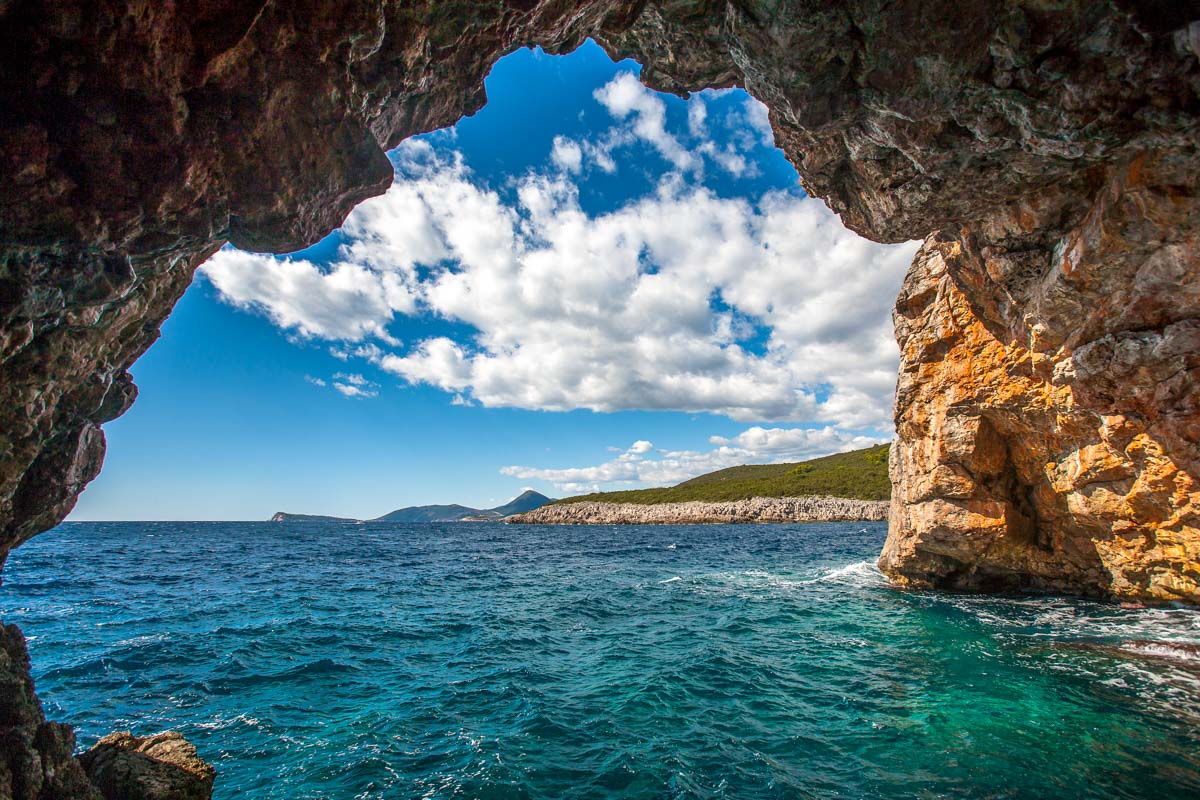 Schon auf der Anfahrt zur Blauen Grotte in der Bucht von Kotor, Montenegro, wird die Atmosphäre ruhig und friedlich