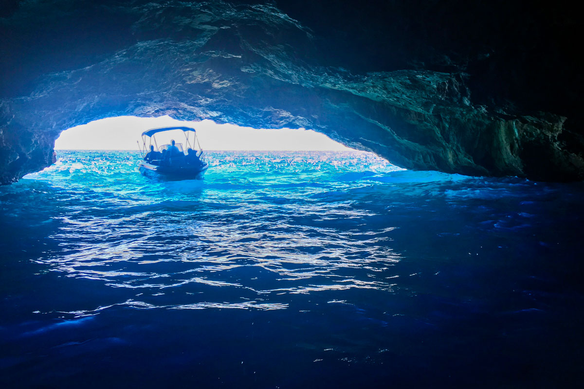 Ausflugsboote zur Blauen Grotte in Montenegro starten an den Stränden Zanjice oder Miriste in der Nähe von Herceg Novi